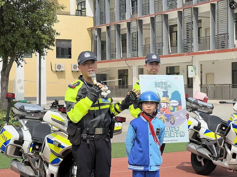 铁骑进校园 安全润童心